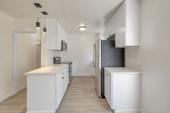 Building Photo - Spacious 1 Bedroom Apartments with Parking - Noho Arts District