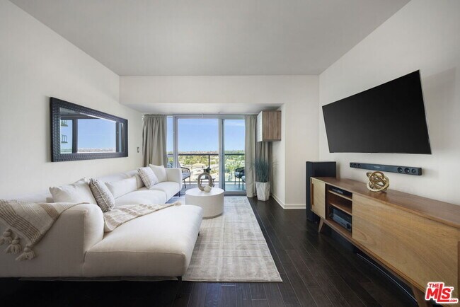 Building Photo - 13700 Marina Pointe Dr