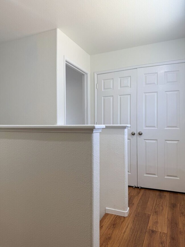 Building Photo - Don’t Miss Out on this 3/2.5 home