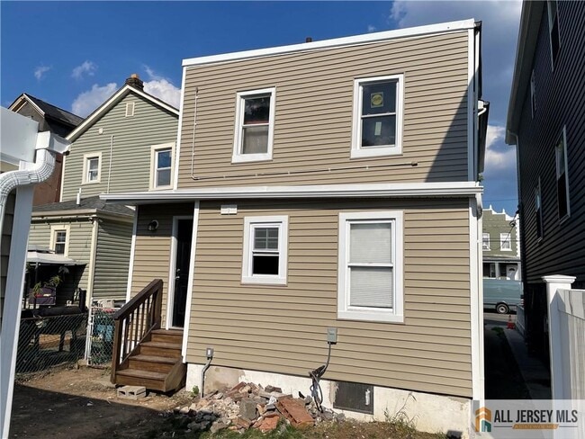 Building Photo - 175 1st St