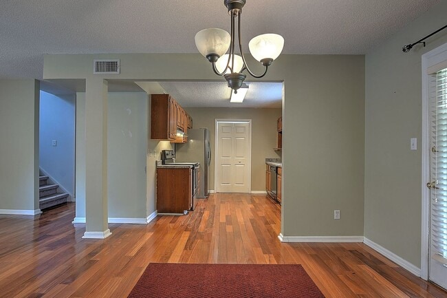 Building Photo - 206 Windridge Colony