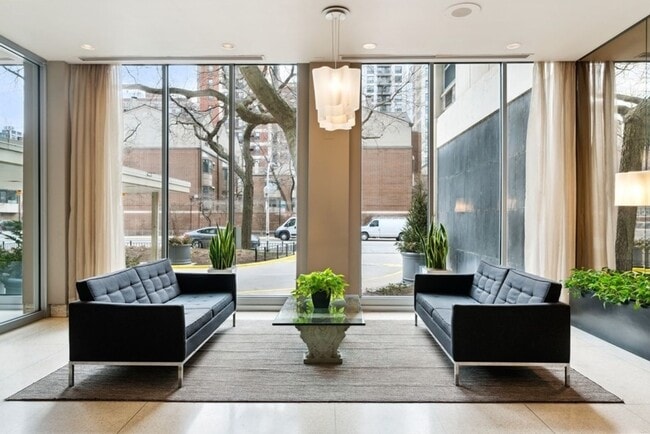 Building Photo - Beautiful 1b1b Apartment in Gold Coast