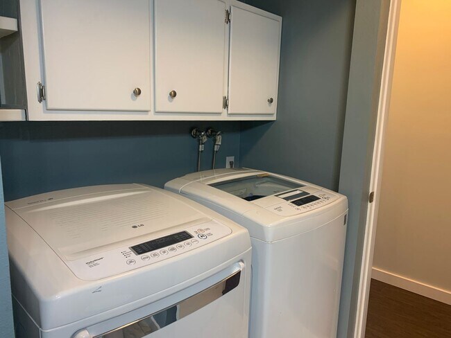 Building Photo - Newly Updated 2 Bed. 2 Bath Home on Fenced...