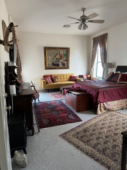 Building Photo - 15935 Mary Cir