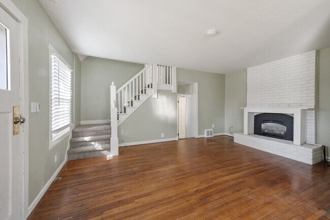 Building Photo - Sanders Beach home 3 bed 2 bath with second living room