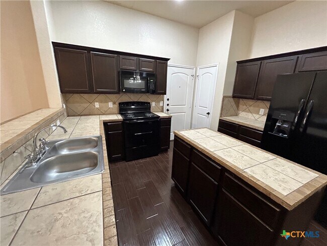 Building Photo - 692 Creekside Cir