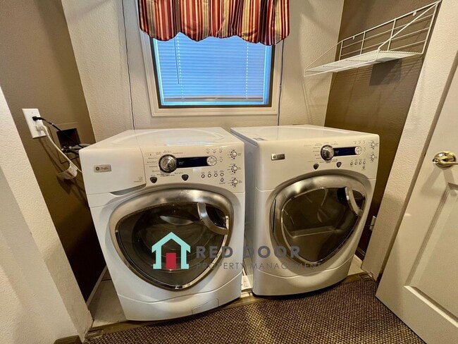 Building Photo - 3 bedroom Condo in ideal location