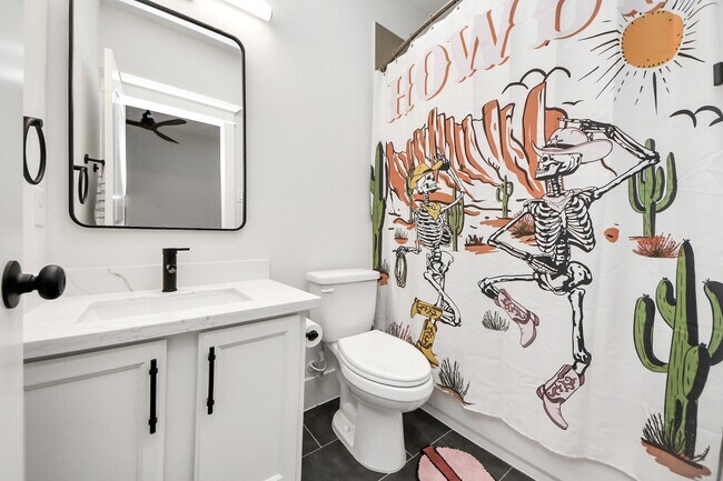 Building Photo - 916 W 20th St