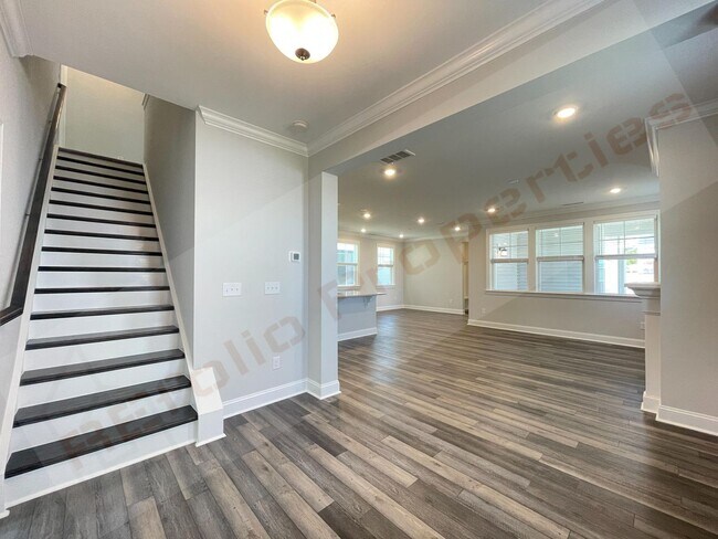 Building Photo - Gorgeous 4 Bedroom 3 Bath Home with Fiber ...