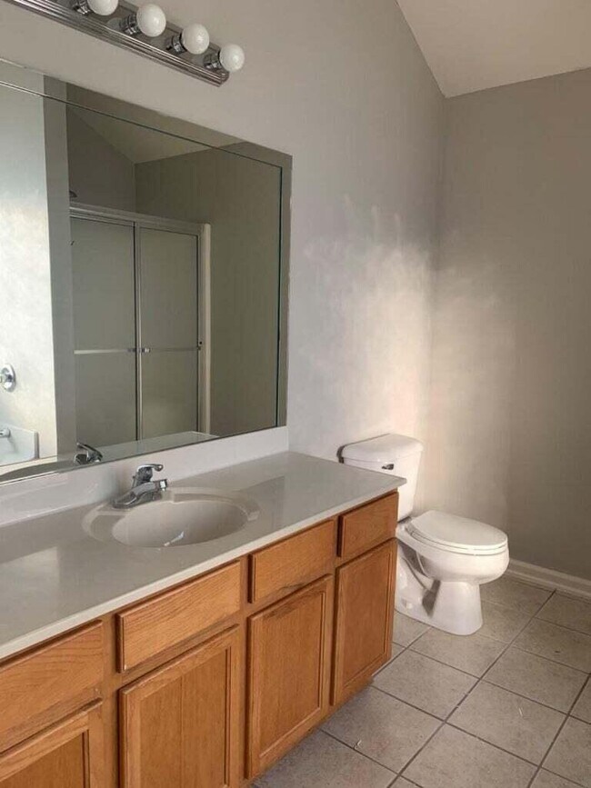 Building Photo - 772 Rosslyns Dale