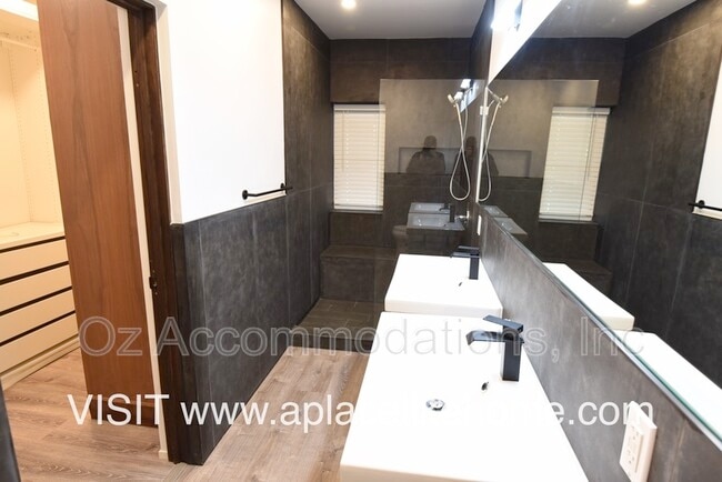 Building Photo - 4011 S Minnie St