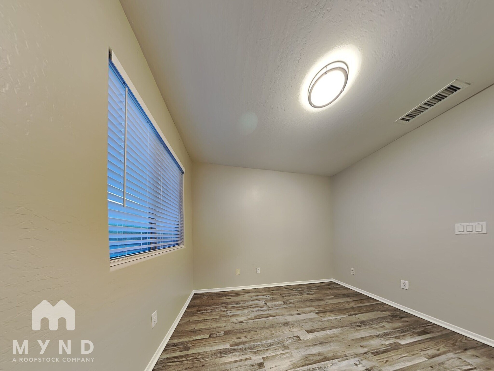 Building Photo - 10740 W Mountain View Dr