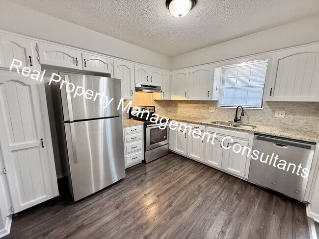 Building Photo - Beautifully Updated Split-Level 3 Bedroom Home in Blue Springs