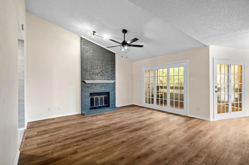 Livingroom with wood fireplace - 1206 Riverchase Ln