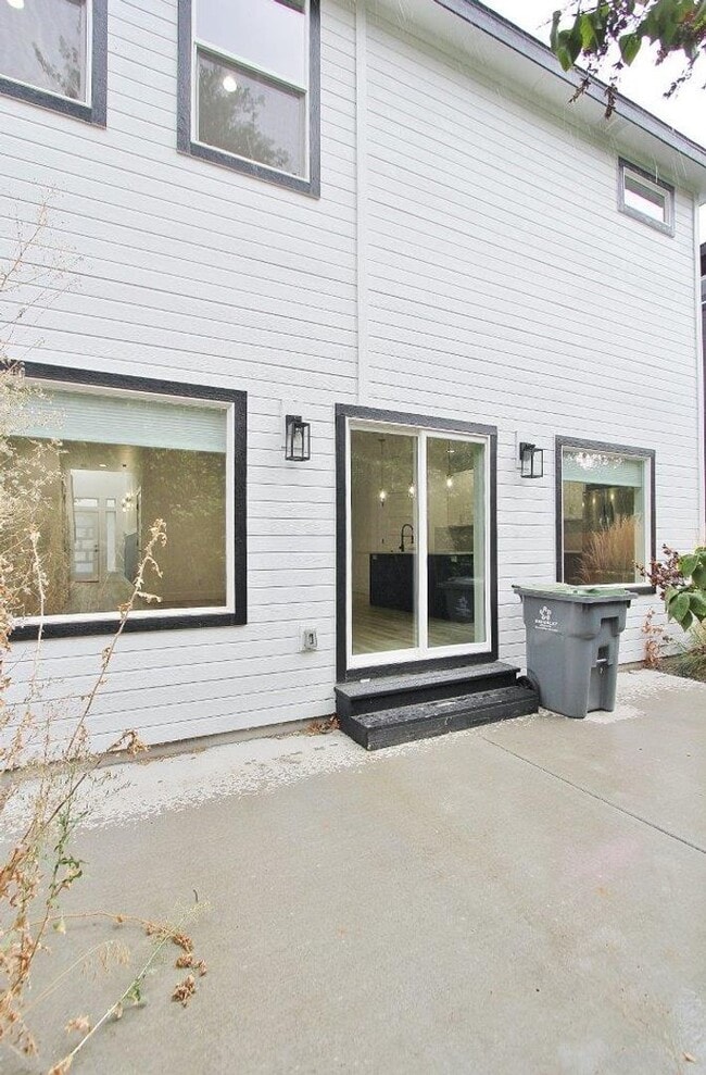 Building Photo - Immaculate Bench Home!