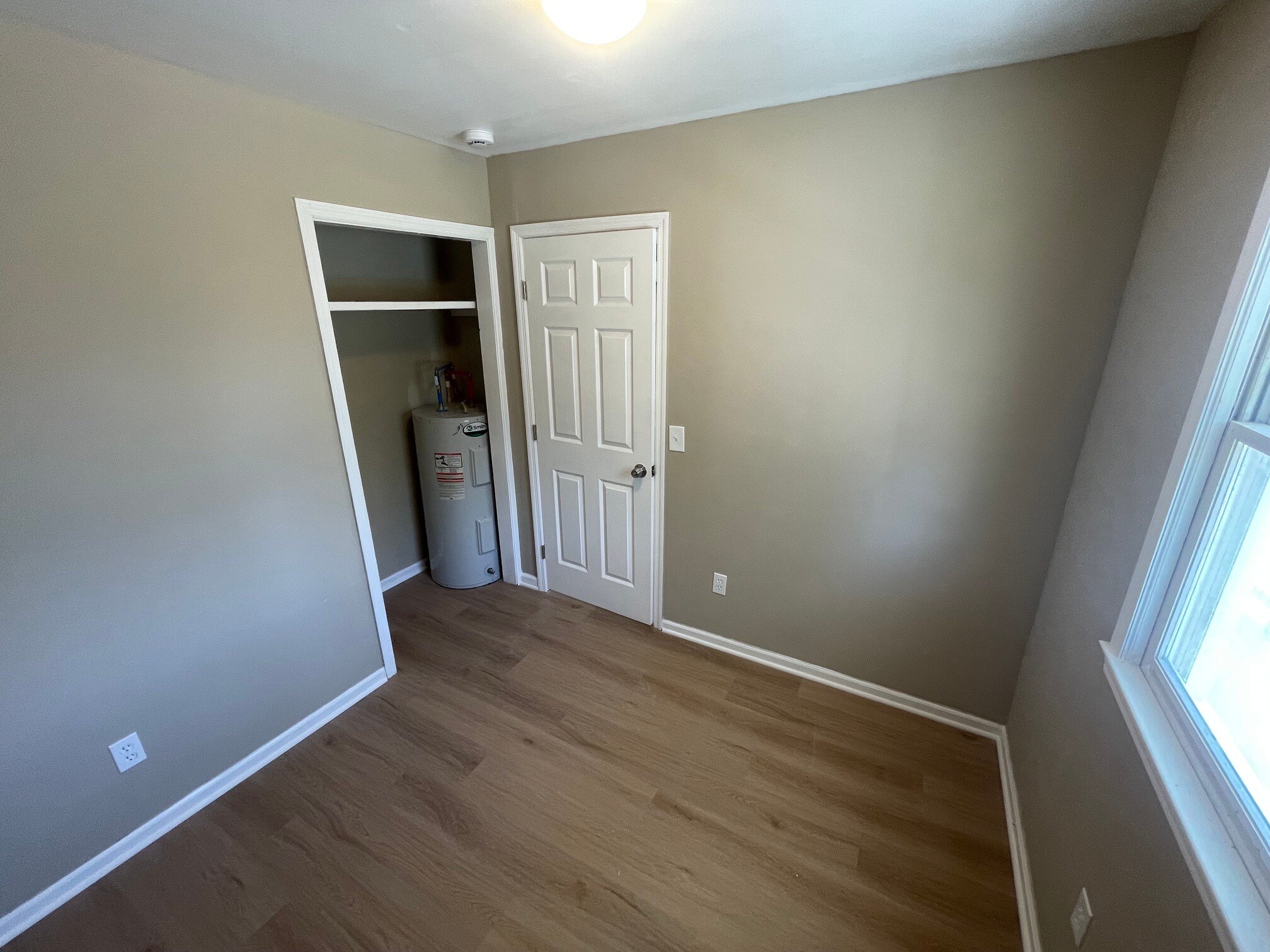 Building Photo - 521 Swann St