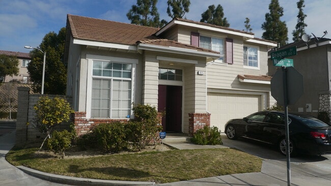 Building Photo - Stunning 3 Bed 3 Bath Duplex in Placentia with Open Floor Plan and Vaulted Ceilings.