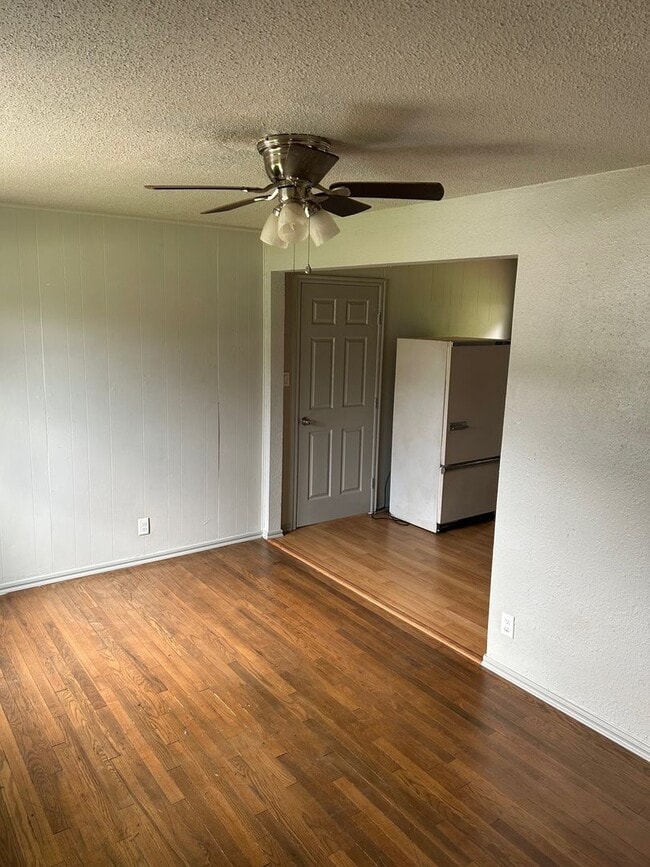 Building Photo - Charming 3 bedroom, 1 bathroom home