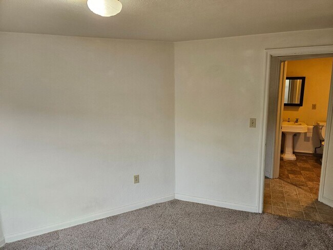 Building Photo - 1631li