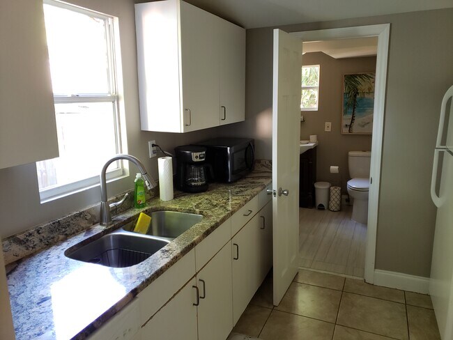 full kitchen, Galley style - 3050 York St S