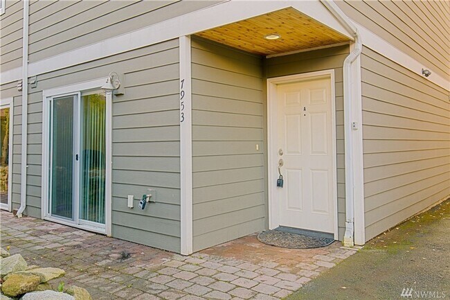 Building Photo - Charming 3-Story townhome located near Hig...