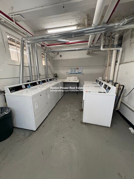 Building Photo - 118 Riverway St