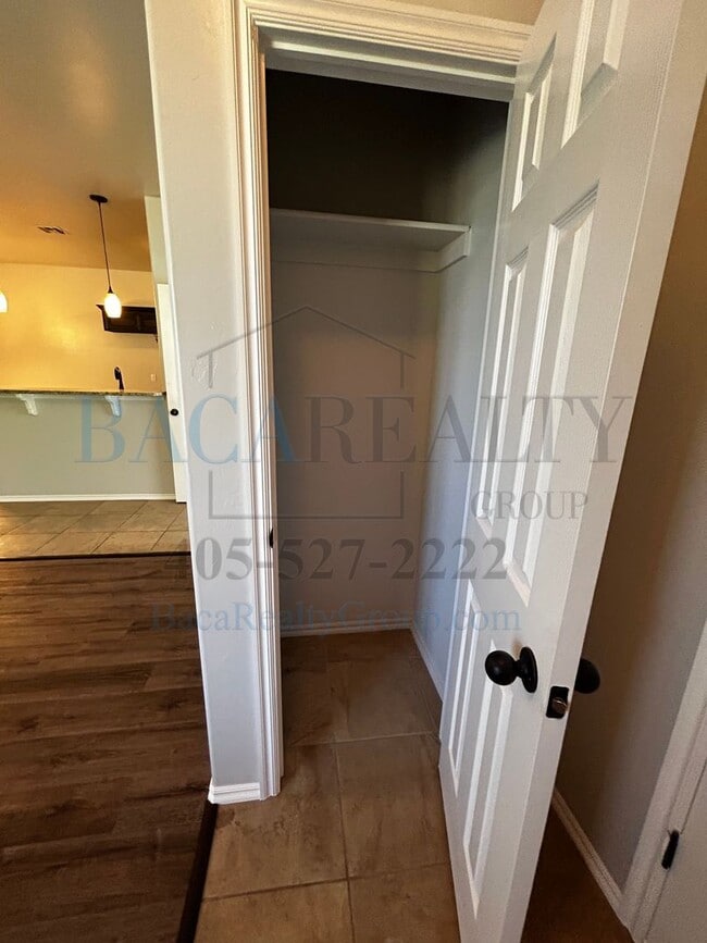 Building Photo - 3BR 2BA duplex with 2 car garage in Yukon!!