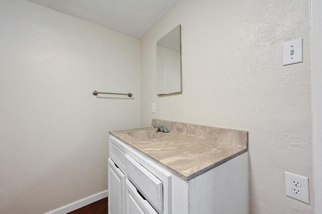 Building Photo - 1706 Riverview St