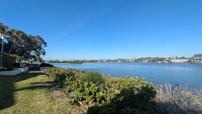 Building Photo - 2 BED 1 BATH CONDO ON SIESTA KEY **ALL UTILITIES/WIFI INCLUDED**