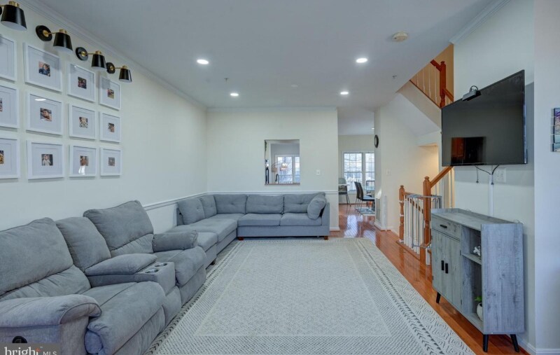 Building Photo - 8827 Montjoy Pl