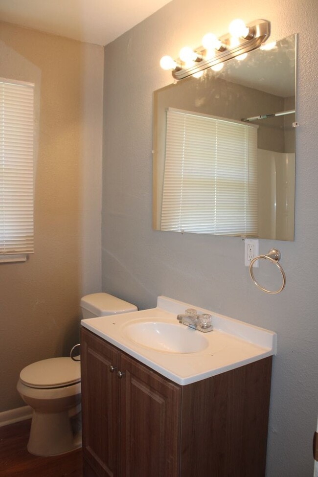Building Photo - REMODELED!!  3 beds, 2 bath