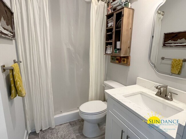 Building Photo - Efficient Solar 4-Bedroom Home in Navarre’s La Fontaine Gated Community with Deeded Beach Access!