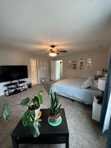 Primary Bedroom - 9572 6th Bay St