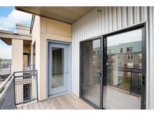 Building Photo - 825 Berry St