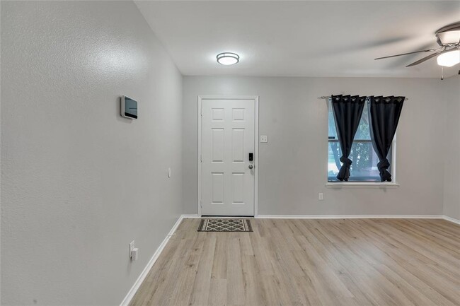 Building Photo - 24422 Lakecrest Village Dr