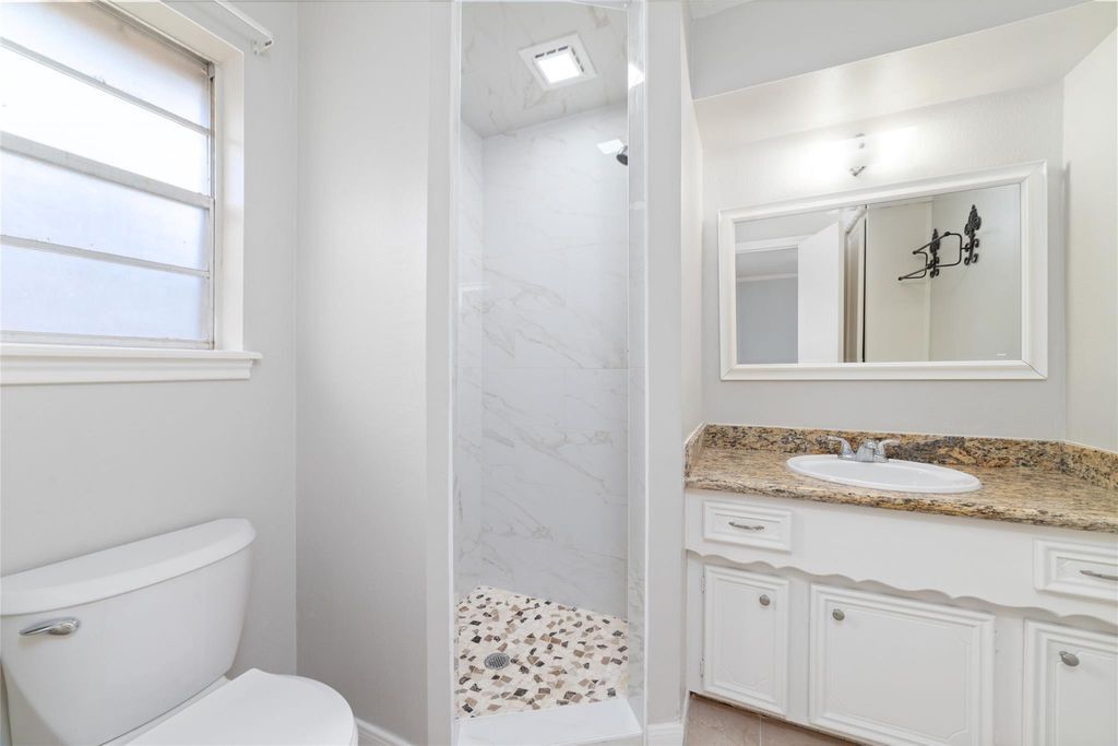 Primary En-Suite - 25602 Oakhurst Dr