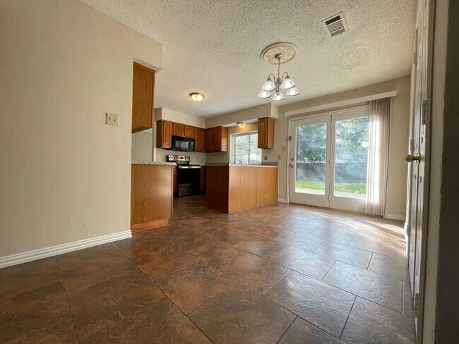 Building Photo - 4 Bed 2 Bath