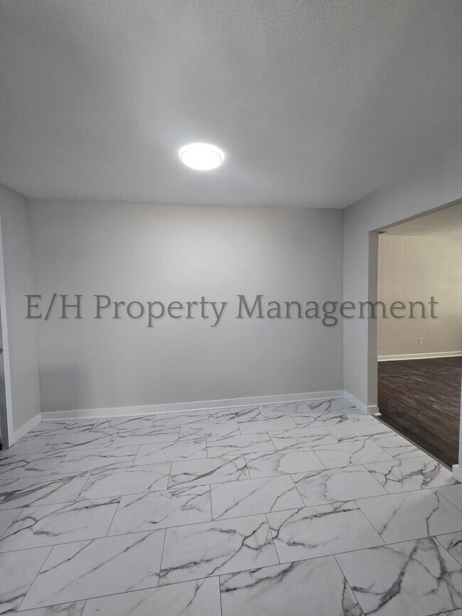 Building Photo - 828 S Pershing St