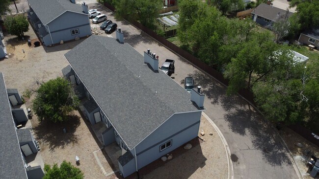 Building Photo - 3 Bed 2 Bath Townhouse, newly renovated! - MOVE IN SPECIAL