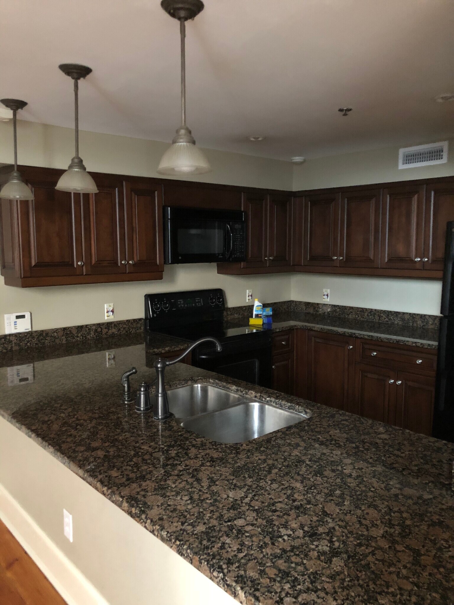 Building Photo - 377 King St