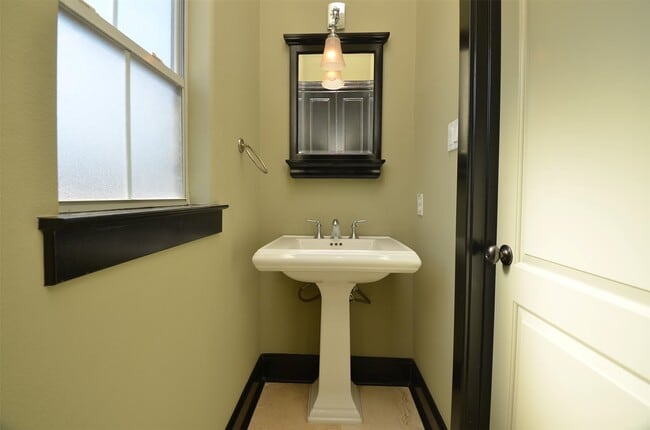 Building Photo - 1818 Binz St