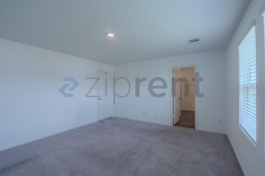 Building Photo - Unit