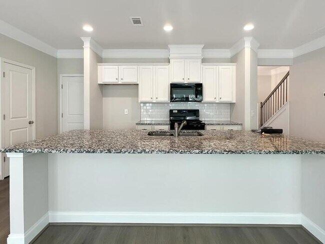 Building Photo - House 4 Beds 3.5 Baths