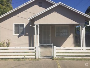 Building Photo - Cute and Tidy 1 bedroom 1 bath home in Red...