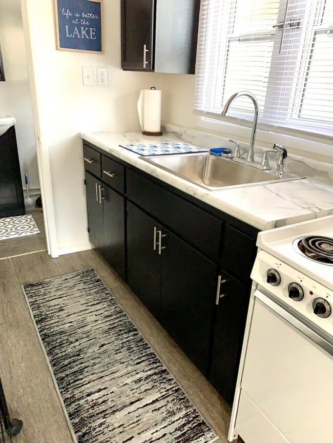 Building Photo - 106 15th Ave S