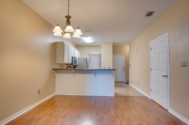 Building Photo - Santa Rosa 3/2.5 Townhome – Minutes from N...