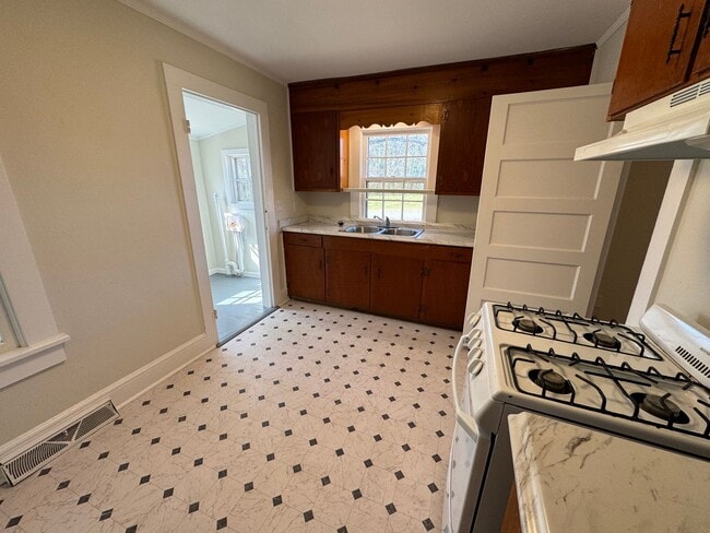 Building Photo - 2 Bedrooms, 1 Bathroom with a Bonus Room -...