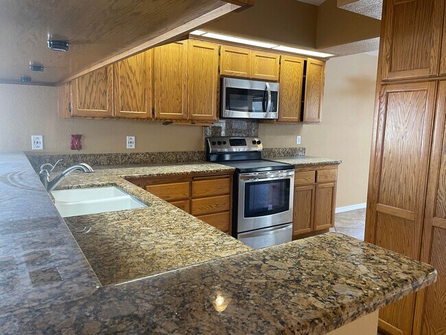 Building Photo - Desirable Windsor Beach Condo! Unfurnished...