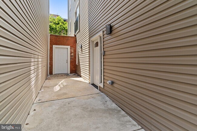 Building Photo - 980 N Marshall St