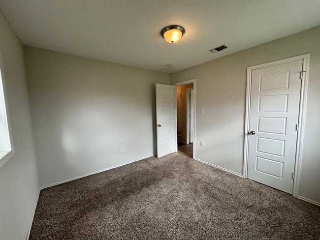 Building Photo - Newly renovated 4 bedroom home! Half off t...